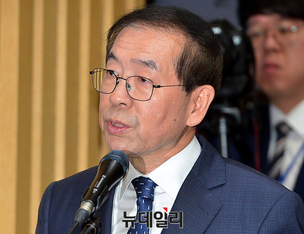 ▲ 박원순 서울시장이  25일 서울시청 대회의실에서 열린 국회 국토교통위원회 국정감사에 참석했다. ⓒ뉴데일리 공준표 기자