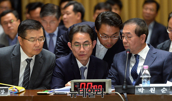 ▲ 25일 국회 국토위의 서울시 국감에 참석한 박원순 서울시장.ⓒ뉴데일리 공준표 기자.