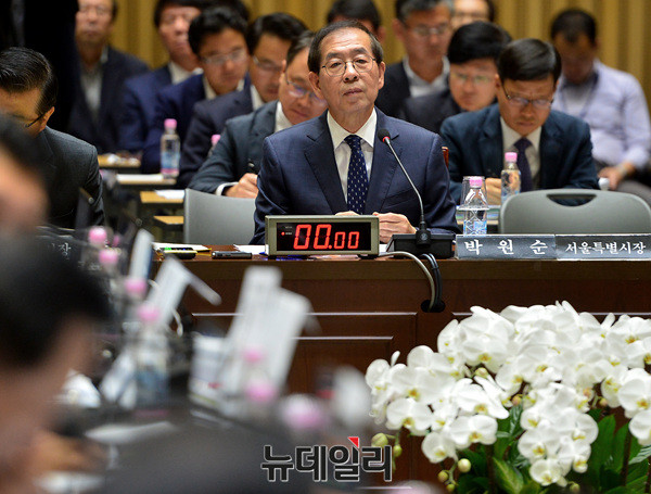 ▲ 25일 국회 국토위의 서울시 국감에 참석한 박원순 서울시장.ⓒ뉴데일리 공준표 기자.