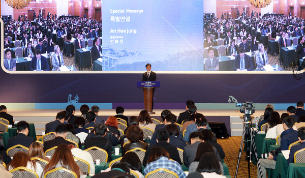 ▲ 안희정 충남지사가 25일 ‘2017 탈석탄 친환경 에너지전환 국제 컨퍼런스’에서 특별연설을 하고 있다.ⓒ충남도