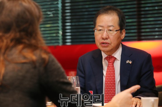 ▲ 홍준표 대표가 월스트리트 저널과 인터뷰 하는 모습. ⓒ 한국당 제공