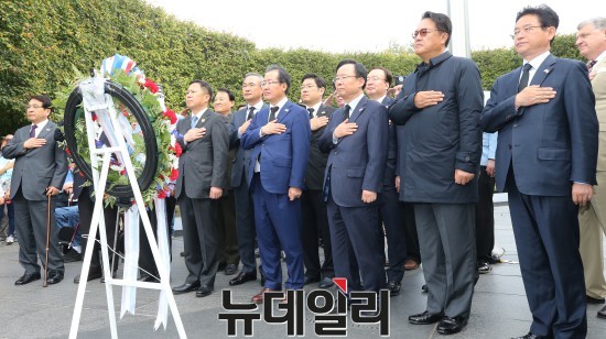 ▲ 워싱턴 한국전 참전비에 헌화하는 한국당 의원들 ⓒ 한국당 제공