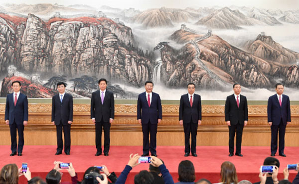 ▲ 25일 새로 선임된 中공산당 상무위원 7인. 왼쪽부터 한 정 상하이시 공산당 서기, 왕후닝 中공산당 중앙정책연구실 주임, 리잔수 中공산당 중앙판공청 주임, 시진핑 中국가주석, 리커창 국무원 총리, 왕 양 국무원 부총리, 자오러지 中공산당 중앙조직부장. ⓒ뉴시스. 무단전재 및 재배포 금지.