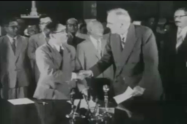 1953년 10월 1일 변영태 韓외교부 장관과 존 포스터 덜레스 美국무부 부장관이 한미상호방위조약에 서명한 뒤 악수하고 있다. ⓒ전자정부기록관 화면캡쳐.