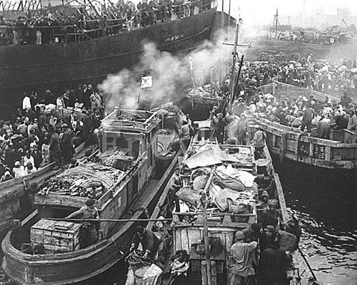 ▲ 1950년 12월 흥남철수 당시의 모습. 이렇게 부산, 거제 등으로 온 피란민들은 미국과 유엔의 구호물자 덕분에 굶어죽지 않을 수 있었다. ⓒ국가보훈처 블로그 화면캡쳐.