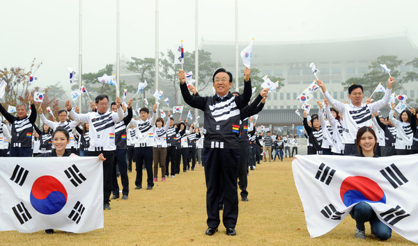 ▲ 경북도가 25일 도청 새마을광장에서 독도사랑 플래시몹을 펼치고 있다.ⓒ경북도