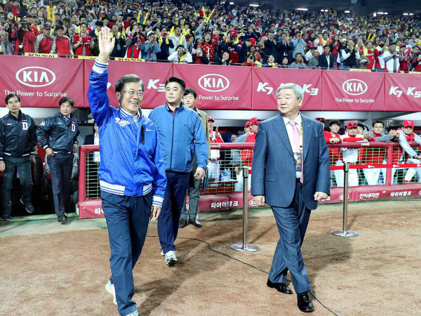 ▲ 문재인 대통령이 25일 광주챔피언스파크에서 한국시리즈 1차전 시구를 하기 위해 마운드로 나서면서 관중들의 환호에 답례하고 있다. 사진 오른쪽은 구본능 한국야구위원회 총재. ⓒ뉴시스 사진DB