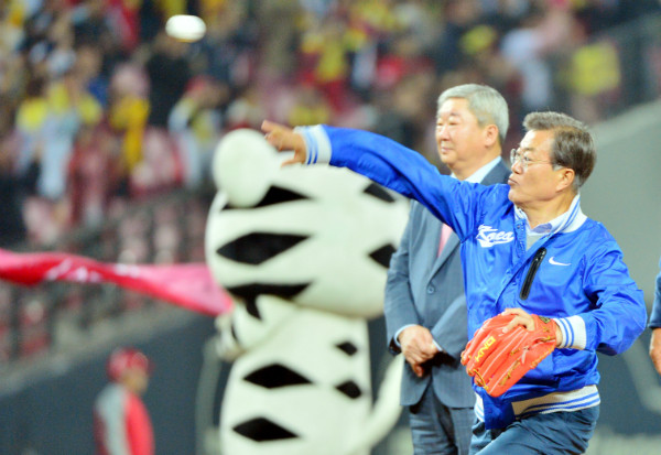 ▲ 문재인 대통령이 25일 광주챔피언스파크에서 한국시리즈 1차전 시구를 하고 있다. 사진 뒷쪽은 구본능 한국야구위원회 총재. ⓒ뉴시스 사진DB