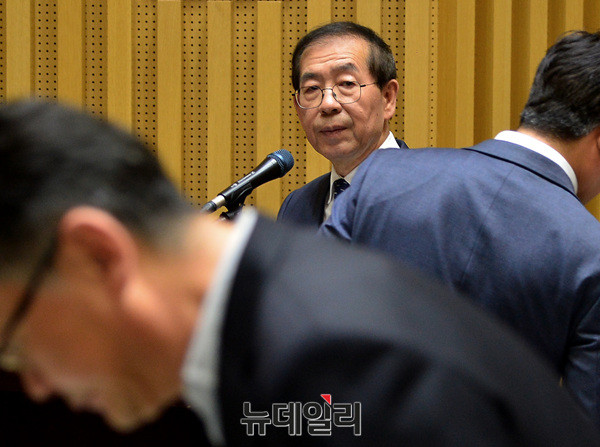 ▲ 25일 국회 국토위의 서울시 국감에 참석한 박원순 서울시장. ⓒ뉴데일리 공준표 기자.