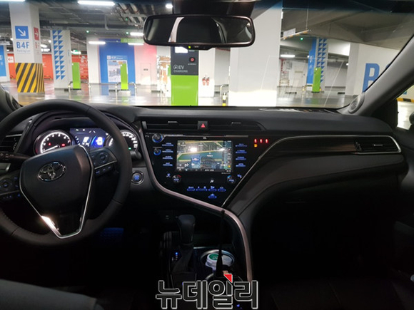▲ 토요타 8세대 뉴 캠리 가솔린 실내.ⓒ뉴데일리