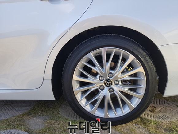 ▲ 토요타 8세대 뉴 캠리 18인치 휠.ⓒ뉴데일리