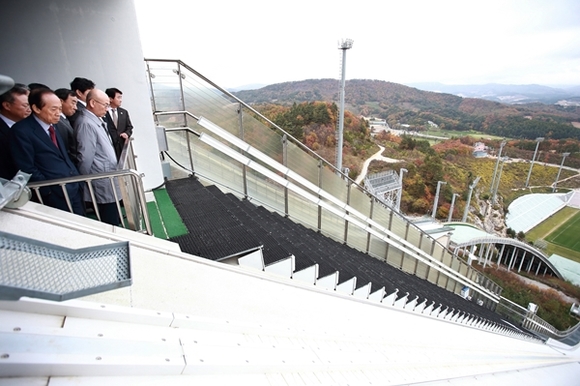 ▲ 지난 18일 평창에 방문한 한국민영방송협회 사장단과 평창올림픽 경기장의 모습. ⓒ2018 평창동계올림픽대회 및 동계패럴림픽대회 조직 위원회(조직위)