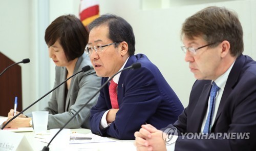 ▲ 미국 워싱턴을 방문하고 있는 자유한국당 홍준표 대표가 25일 오전(현지시간) 미국외교협회(CFR) 한반도 전문가 간담회에 참석, 전술핵 배치의 필요성을 밝히고 있다. ⓒ연합뉴스