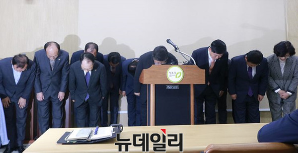 ▲ 지난 24일 청주시 4급이상 간부공무원들이 시민들에게 사죄의 고개를 숙이고 있다.ⓒ김종혁 기자