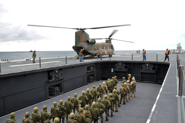 ▲ 구축함이라고 부르지만 실제로는 日헬기모함인 해상자위대 '휴우가' 함에서 CH-47 헬기에 올라탈 자위대원들이 줄을 서서 대기 중인 모습. 한반도 유사시 이들이 한국 땅을 밟을지도 모른다. ⓒ디펜시클로피디아 닷컴 공개사진.