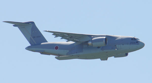 日항공자위대의 신형 수송기 C-2가 2017년 5월 미호 항자대 기지 상공을 비행하는 모습. ⓒ위키피디아 공개사진.