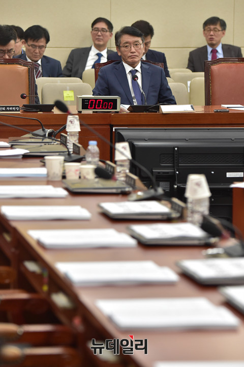 ▲ 26일 국회 과방위의 KBS 국정감사가 여야 충돌로 파행을 빚고 있는 가운데 고대영 KBS 사장이 국감장에 출석해 대기하고 있다.ⓒ뉴데일리 이종현 기자.