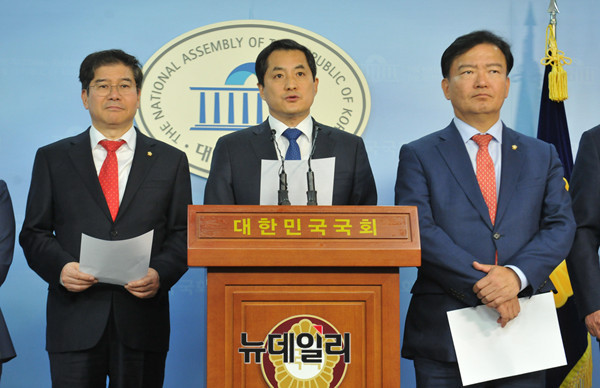 ▲ 26일 방통위가 MBC 방문진 보궐이사를 선임한 직후 자유한국당이 국회 정론관에서 기자회견을 가지고 국정감사 보이콧을 주장하고 나섰다.ⓒ뉴데일리 이종현 기자.