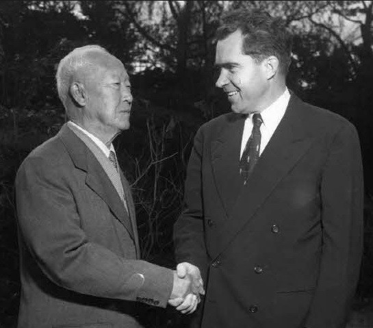 ▲ 경무대에서 손을 잡은 이승만 대통령과 닉슨 미국부통령.(자료사진)