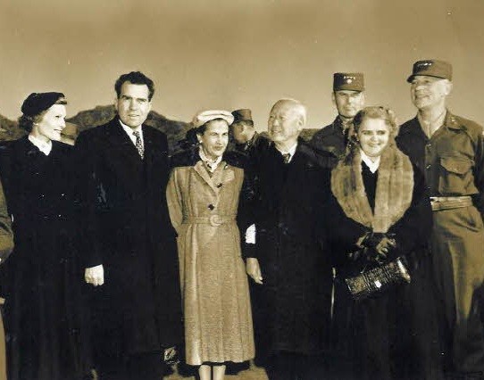 닉슨 부부(왼쪽)와 미국여성 건너 이승만 부부, 미군 장성들.