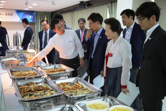 ▲ 현대그린푸드, 평창 동계올림픽 조직위와 케이터링 부문 공식 공급사 협약 체결. ⓒ현대그린푸드