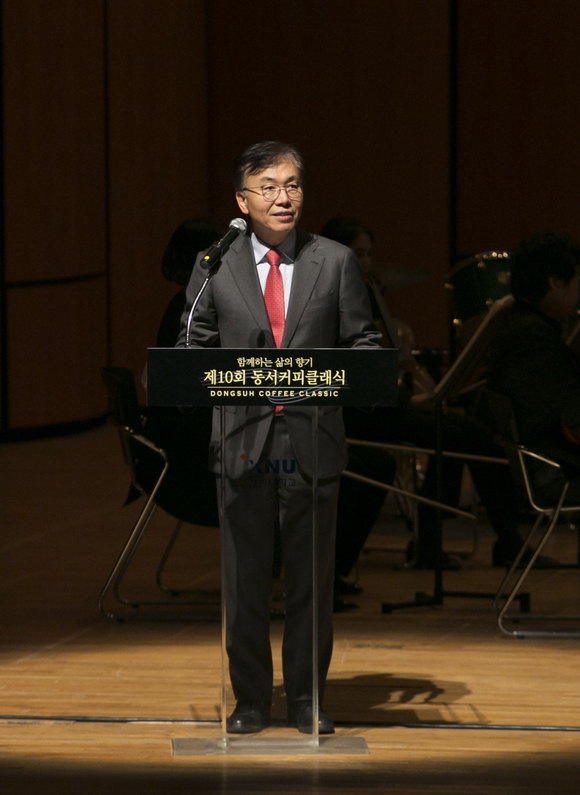김석수 동서 회장이 지난 25일 춘천 백령아트센터에서 열린 '제10회 동서커피클래식'에서 인사말을 하고 있다. ⓒ동서식품