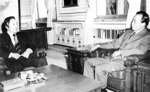 ▲ 박정희 전 대통령은 1975년 김영삼 당시 신민당 총재와 1대1 여야 영수회담을 하면서 여러 진솔한 이야기를 나눈 것으로 알려졌다. ⓒ김영삼 전 대통령 자서전