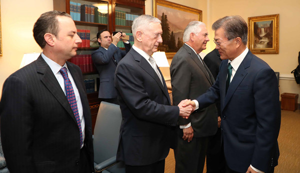 ▲ 문재인 대통령이 27일 청와대에서 미국 제임스 매티스 국방장관과 만난다. 사진은 지난 6월 30일(현지시각), 문재인 대통령이 매티스 장관과 악수하는 모습. ⓒ뉴시스 DB