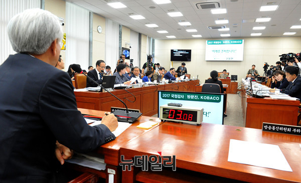 ▲ 27일 국회 과방위의 방문진 국감이 열린 가운데 고영주 방문진 이사장이 참석한 모습.ⓒ뉴데일리 이종현 기자.