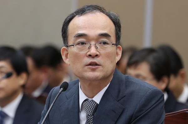 ▲ 문무일 검찰총장이 27일 오전 서울 서초구 대검찰청실에서 열린 대검찰청에 대한 국회 법사위원회의 국정감사에서 의원들의 질의에 답변하고 있다. ⓒ뉴시스