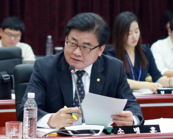 ▲ 충남도에서 국감에 임하고 있는 소병훈 의원.ⓒ소병훈 의원실