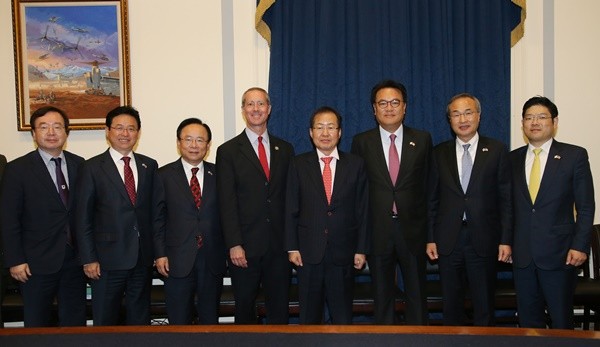 ▲ 자유한국당 홍준표 대표와 방미단은 26일(현지 시간) 손 베리 미(美) 하원 군사위원장을 만나 전술핵 재배치를 요구했다. 왼쪽부터 자유한국당 강효상 대변인, 이철우 의원, 정진석 의원, 맥 손베리 미 하원 군사위원장, 자유한국당 홍준표 대표, 정진석 의원, 김대식 여의도 연구원장, 이재영 한국당 최고위원. ⓒ자유한국당 제공