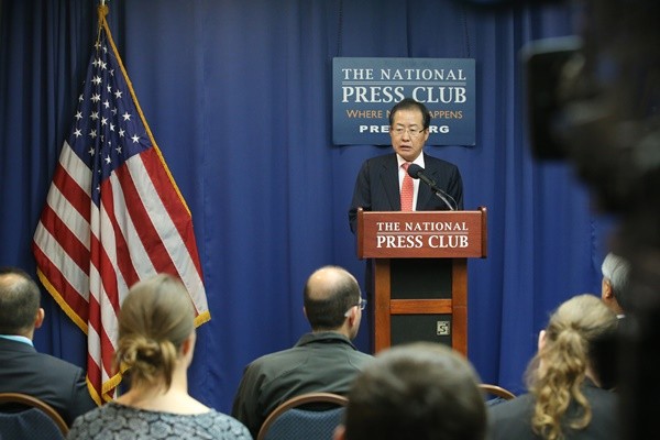 ▲ 방미 중인 자유한국당 홍준표 대표는 26일(현지 시간) 워싱턴 내셔널프레스클럽(NPC)에서 외신 기자들을 만나 한반도 전술핵 재배치의 필요성을 역설했다. ⓒ자유한국당 제공