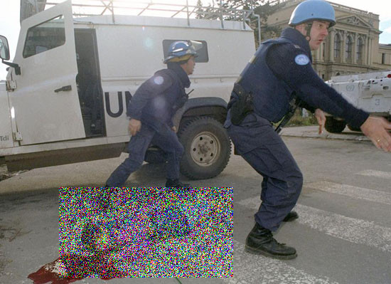 ▲ 유고슬라비아 내전의 참상을 극명하게 보여준 사진. 서너 살밖에 안 되는 어린아이마저 저격수의 총에 죽어나갔다. ⓒ히츠클로 닷컴 화면캡쳐.