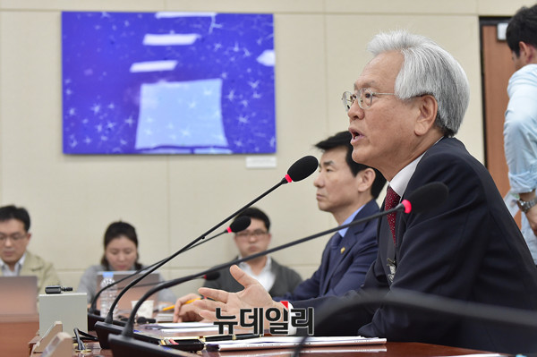▲ 27일 국회 과방위의 방문진 국감이 진행된 가운데 고영주 방문진 이사장이 참석한 모습.ⓒ뉴데일리 이종현 기자.