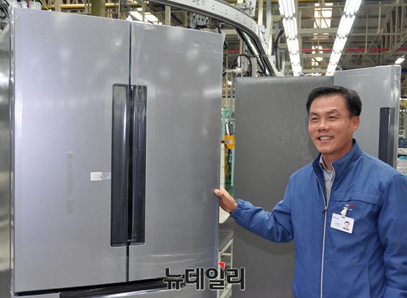 ▲ 제품 설명 중인 최성준 생산본부장 ⓒ 대유위니아 제공