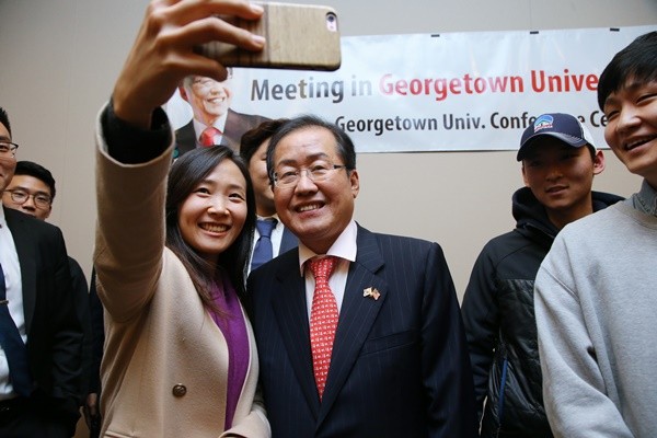 ▲ 지난 26일(현지 시간) 미국 워싱턴에 위치한 조지타운대학교에서 학생들과 간담회를 마치고 사진을 찍고 있는 자유한국당 홍준표 대표. ⓒ자유한국당 제공