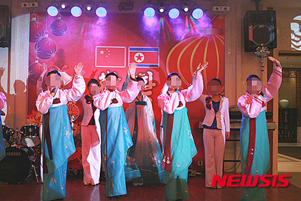 ▲ 중국 내 북한식당 '류경식당' 종업원들이 공연을 하는 모습. 최근 김정은은 중국의 대북제재에 반발해 올해 말까지 중국내 근로자와 식당 종업원들을 모두 철수시키라고 지시했다고 한다. ⓒ뉴시스. 무단전재 및 재배포 금지.