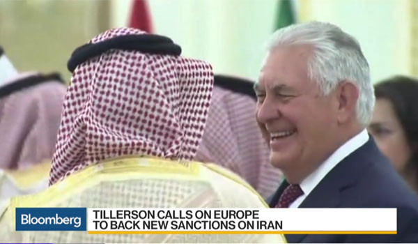 ▲ 걸프협력회의(GCC) 회원국 관계자들과 환담을 나누는 렉스 틸러슨 美국무장관. 美정부는 "이란이 탄도미사일 생산을 못하도록 새로운 제재를 해야 한다"는 美의회의 요구에 적극 호응하고 있다. ⓒ美블룸버그 통신 관련보도 화면캡쳐.