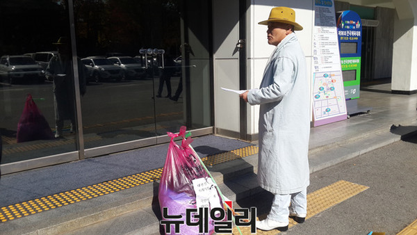 ▲ 오천도 애국국민운동연합 대표가 30일 청주시청 본관 앞에서 최근 잇따르고 있는 시정에 쓴소리를 하고 있다.ⓒ김종혁 기자