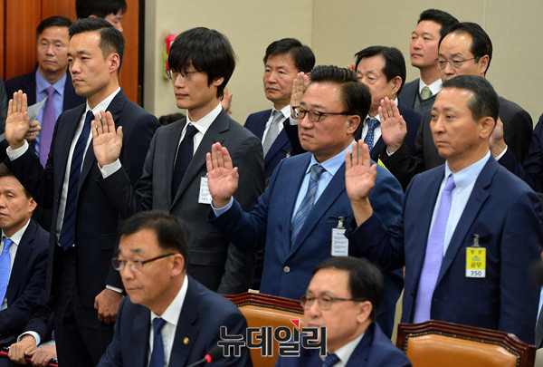 ▲ 왼쪽부터 리차드 윤 애플코리아 대표, 이해진 네이버 총수, 고동진 삼성전자 사장, 권영수 LG유플러스 부회장 ⓒ 뉴데일리 공준표