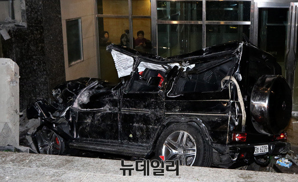처참히 부숴진 김주혁 사고 차량의 모습.