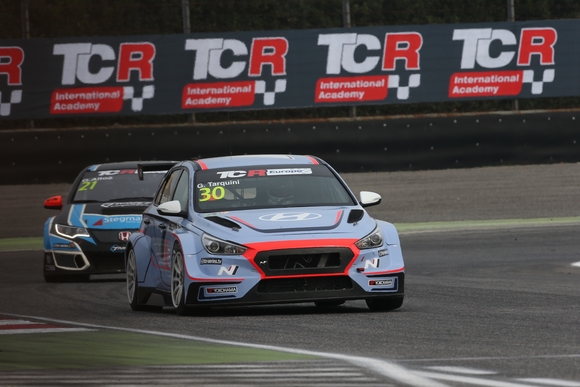 ▲ ‘i30 N TCR’이 이탈리아 아드리아 인터내셔널 레이스웨이(Adria International Raceway)에서 열린 ‘TCR 유럽 트로피’ 대회에서 경주하는 모습ⓒ현대자동차