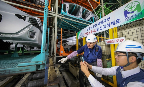 ▲ 현대차그룹 직원들이 ‘안전신문고’를 이용해 현장의 위험 요소를 제보하는 모습.ⓒ현대자동차그룹