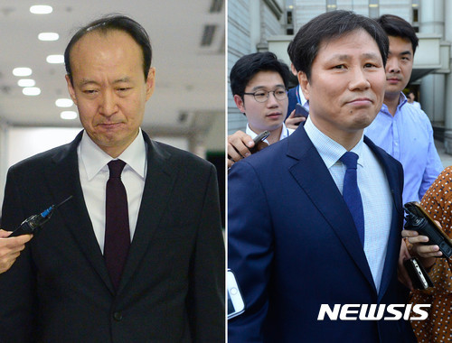 ▲ '최순실게이트' 청문회에 불출석한 혐의로 불구속 기소된 이재만(왼쪽)과 안봉근 전 청와대 비서관이 1일 오전 서울 서초구 서울중앙지법에서 열린 1차공판을 마치고 법원을 나서고 있다. ⓒ뉴시스