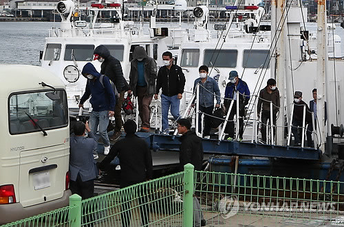 ▲ 21일 조업중 북한에 나포됐다가 27일 속초항으로 돌아온 391흥진호 선원들.ⓒ사진=연합뉴스.