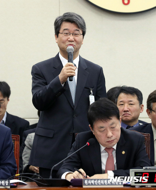 ▲ 31일 오전 서울 영등포구 여의도 국회에서 진행된 과학기술정보방송통신위원회의 원자력안전위원회 소관 감사대상기관 전체에 대한 종합감사에서 김지형 신고리 5.6호기 공론화위원장이 의원 질의에 답변하고 있다. ⓒ뉴시스