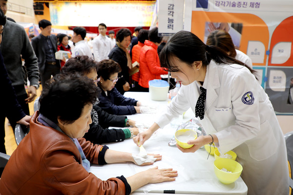 ▲ 충북보건과학대학교 작업치료학과가 31일 도내 어르신 300여명을 초대해 마련한 ‘사랑해 孝 건강해 孝 행복해 孝!’ 작업치료캠프를 진행했다.ⓒ충북보건과학대학교