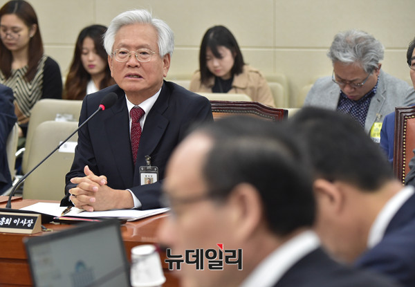 ▲ 27일 방문진 국감 현장에 증인으로 출석한 고영주 방문진 이사장. ⓒ뉴데일리 이종현 기자.