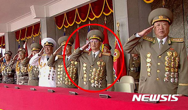 ▲ 김정은이 최근 자신이 집권한 뒤에 있었던 정치범 사건들을 전면 재조사하라고 지시했다고 한다. '최고존엄 모독죄'를 정적 제거에 악용한 사람들 때문이라고 한다. 그 대표적인 인물은 붉은 원 속 김원홍 前국가보위부 부장이다. ⓒ뉴시스. 무단전재 및 재배포 금지.